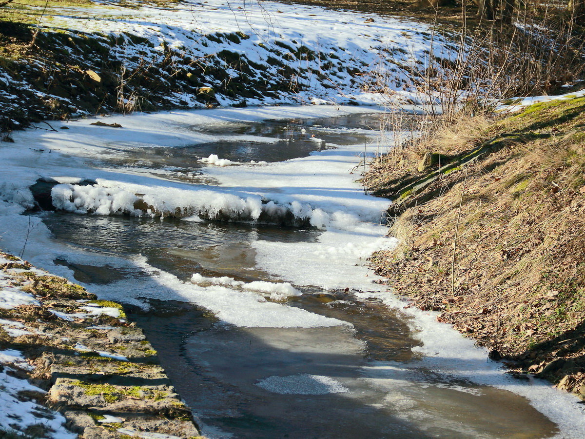 In eine der Parkanlagen von Marienbad am 25. Februar 2018 ein teilweise zugefrorener Bach.