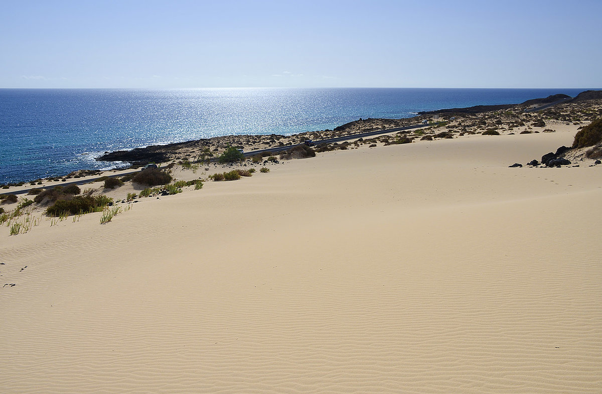 In den Wanderdünen El Falble im Parque Natural de Corralejo auf der Insel Fuerteventura in Spanien. Aufnahme: 19. Oktober 2017.
