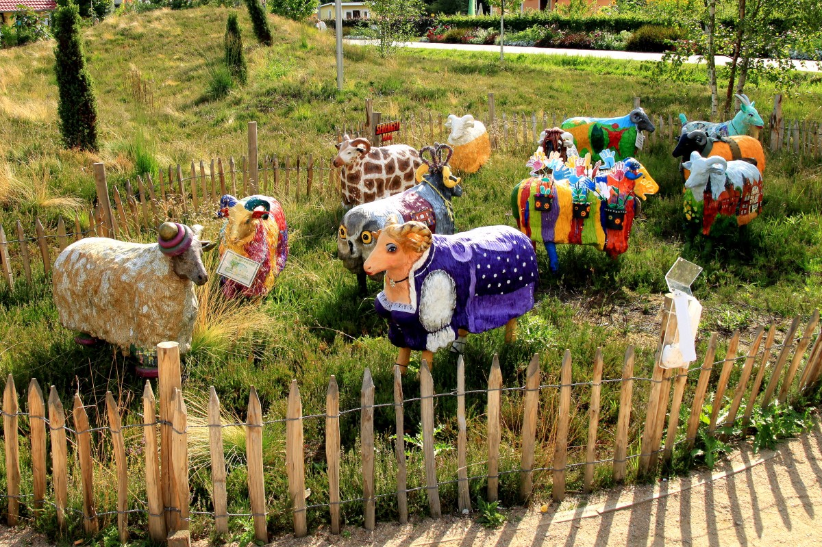 Internationale Gartenschau Hamburg 2013: Heidschnucken - leicht stilisiert. Aufgenommen am 24.08.2013.