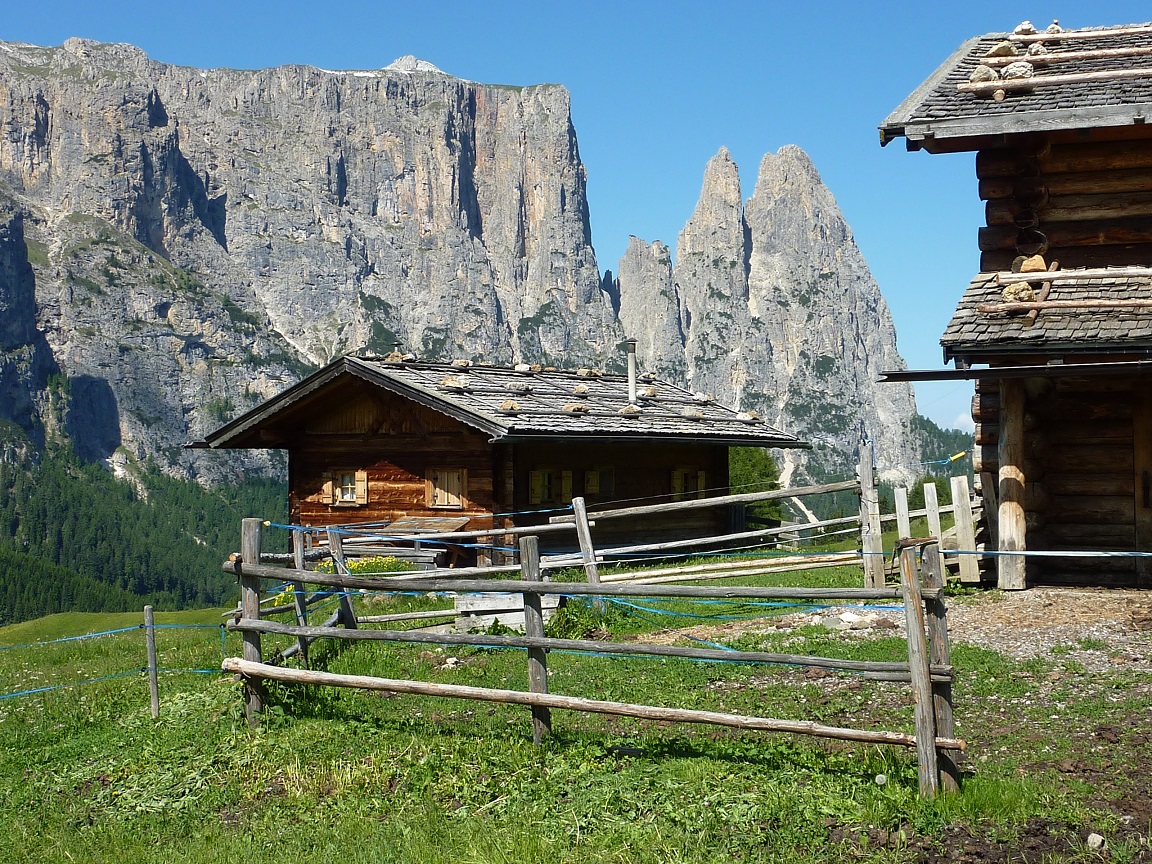 Italien - Südtirol - Diese Ansicht vom Rande der Seiser Alm auf die Gipfel  Burgstall  und  Santnerspitze  ist das Wahrzeichen für Südtirol. Aufgenommen im Juni 2014.
