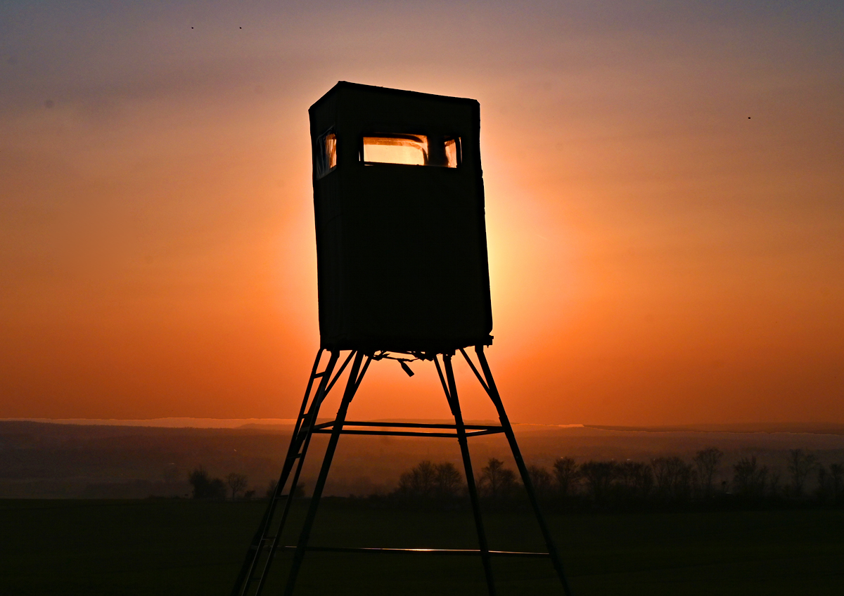 Jägerstand als Kulisse vor untergehender Sonne bei Bad Münstereifel - 31.03.2021