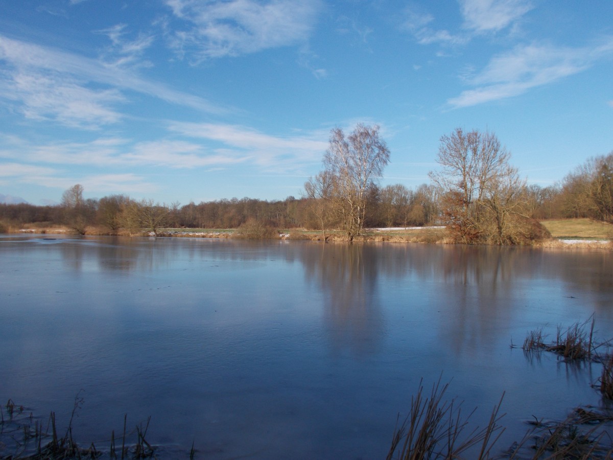 Jedesmal fahre ich an diesem See bei Dolgemost vorbei,doch noch nie habe ich angehalten.Am 08.Februar 2015 habe ich es doch endlich getan und fotografierte Diesen See.