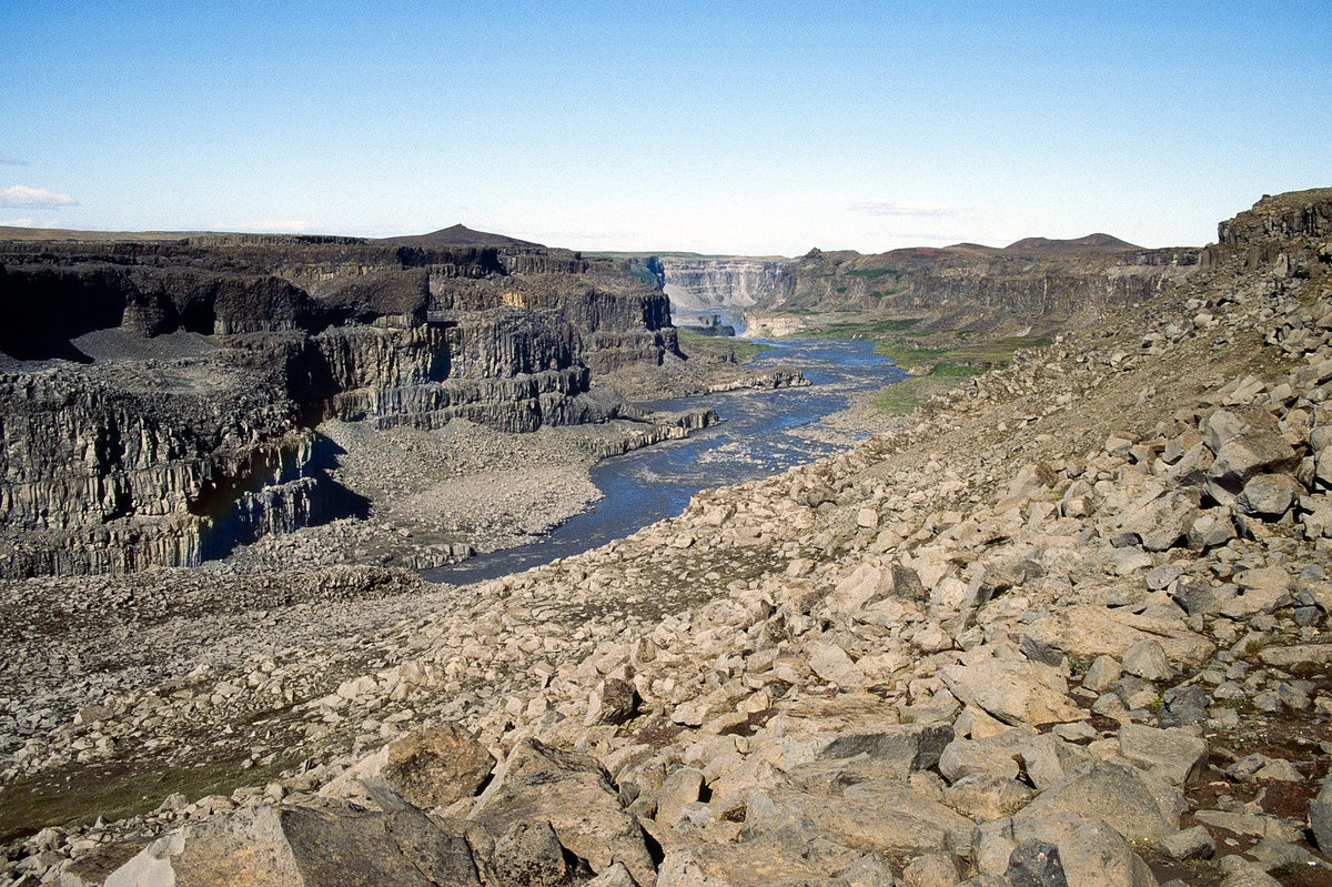 Jökulsá á Fjöllum - Blick auf den Hafragilsfoss mit der Kraterreihe, die sich über den Fluss zieht. Bild vom Dia. Aufnahme: August 1995.