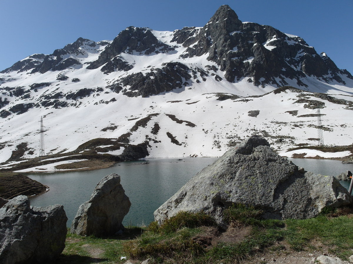 Juliersee an der Passhöhe Julierpass (2.284 m) zwischen Bivio und Silvaplana; Kanton Graubünden, Schweiz, 09.06.2014
