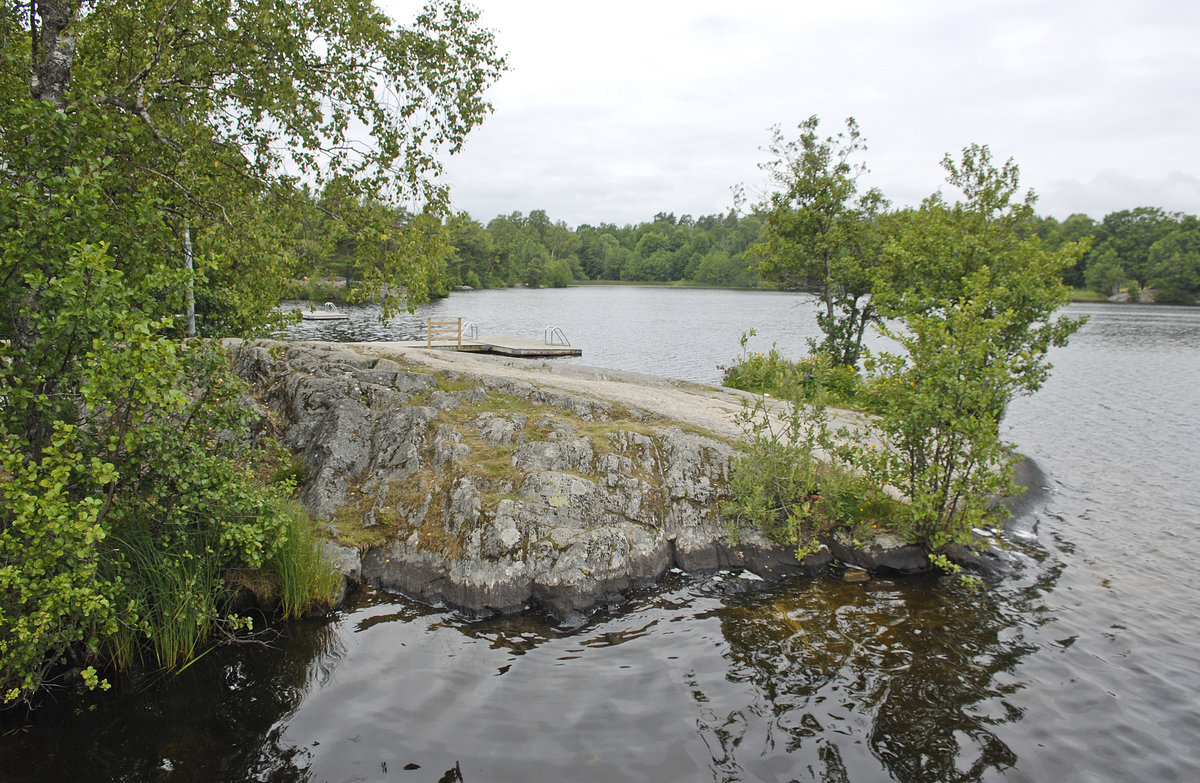 Källtorpsjön lässt sich schnell von Stockholm aus erreichen.  Der  See liegt im Naturschutzgebiet von Nackareservatetet und sie ist eine gute Option für alle, die ein paar entspannte Stunden am Wasser verbringen möchten.
Aufnahme: 24. July 2017.