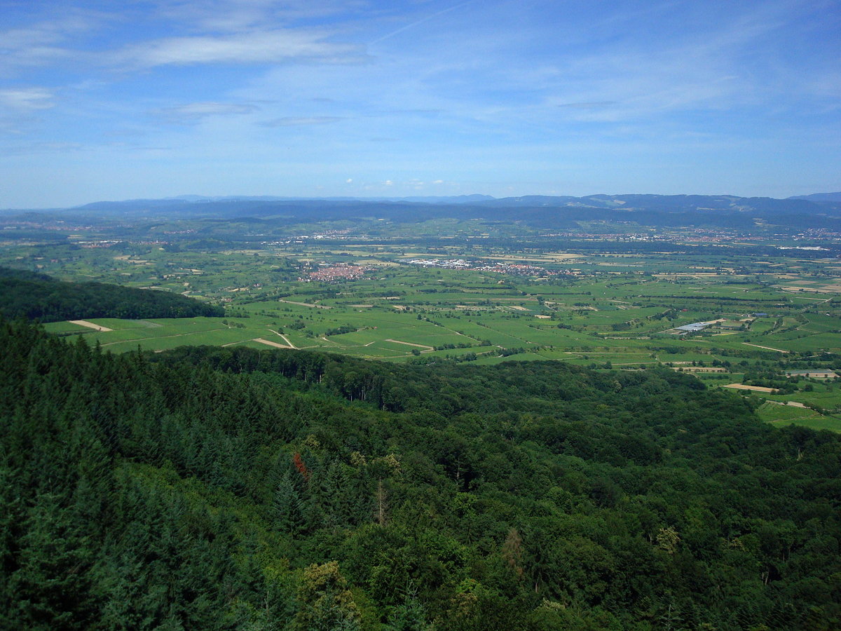 Kaiserstuhl, Blick vom Aussichtsturm auf der Eichelspitze (521m) Richtung Norden auf den Schwarzwald und seine Vorberge, Juli 2017