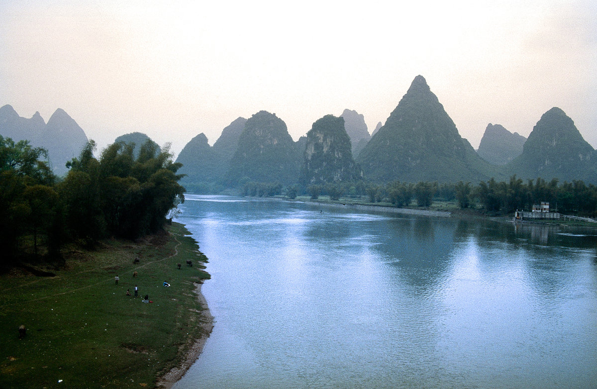 Karstberge am Li-Fluss bei Guilin. Bild vom Dia. Aufnahme: April 1989.