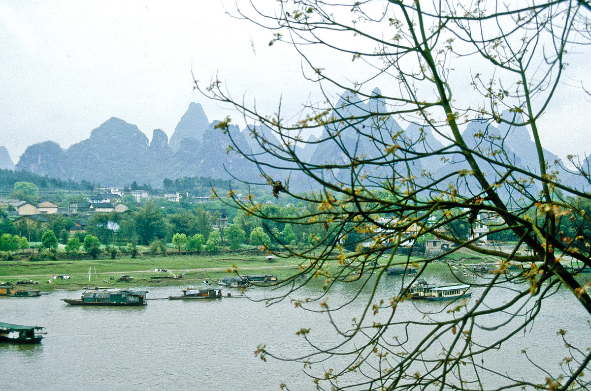 Karstberge am Li-Fluss bei Guilin. Bild vom Dia. Aufnahme: April 1989.