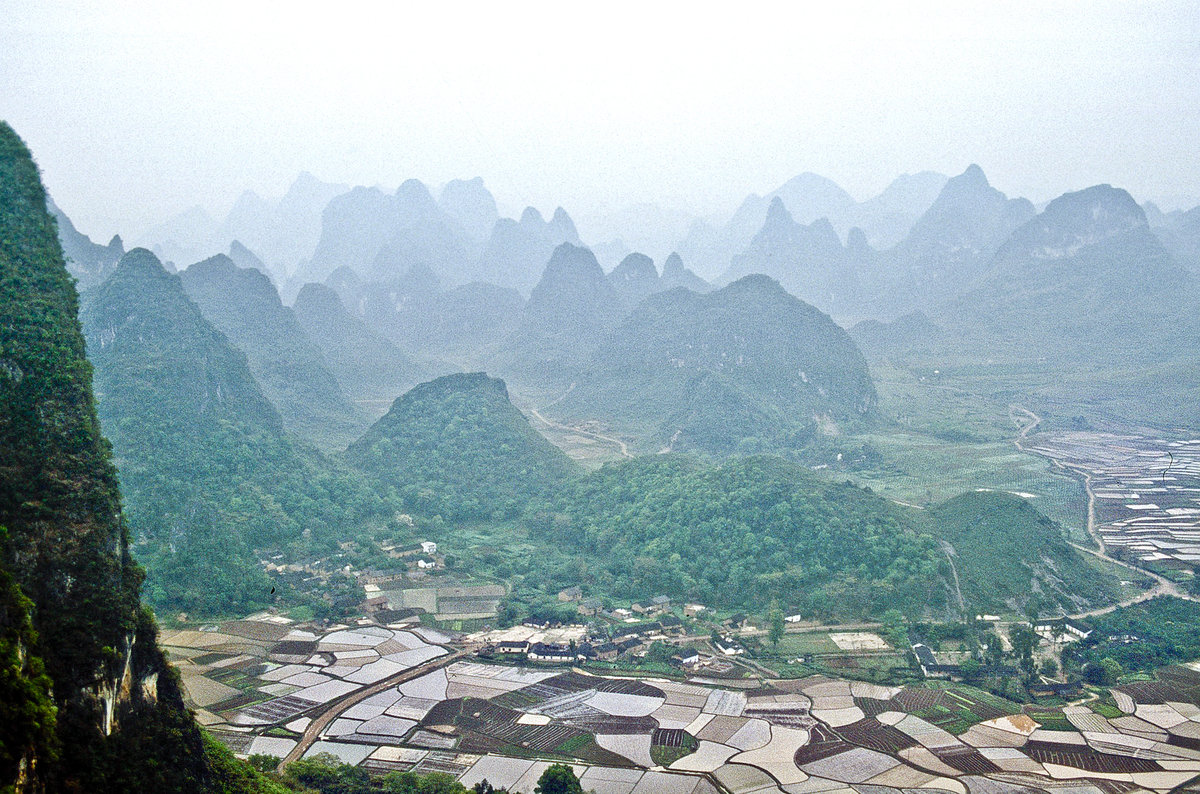 Karstberge bei Guilin. Bild vom Dia. Aufnahme: April 1989.