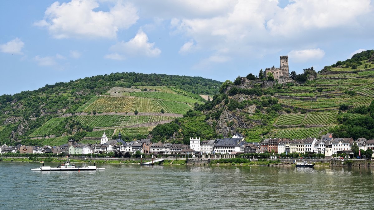 Kaub mit Burg Gutenfels (vom gegenüberliegenden Rheinufer, 06.06.18)