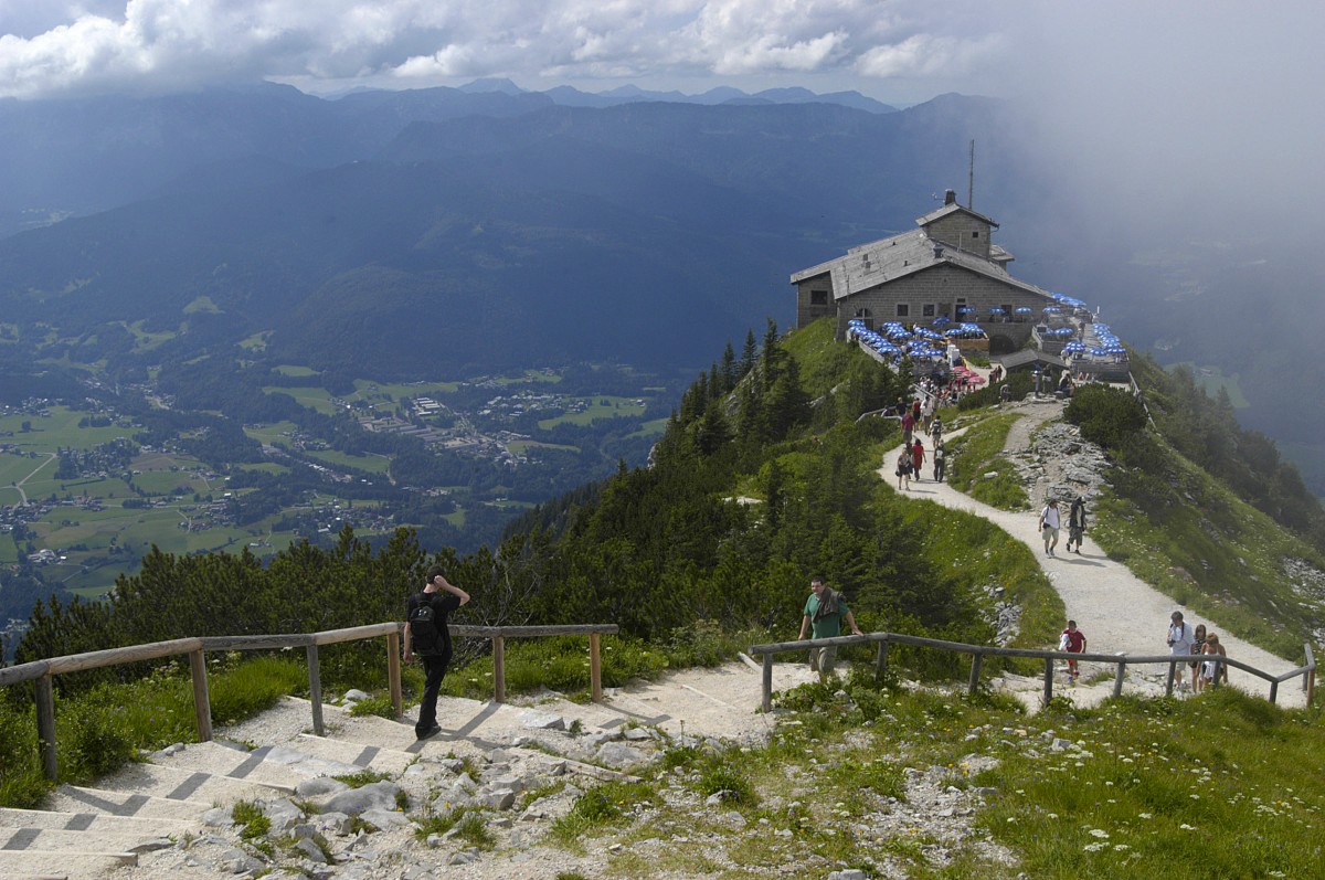 Kehlsteinhaus und die Berchtesgadener Voralpen vom Kehlstein (1881 Meter) aus gesehen. Aufnahme: Juli 2008.