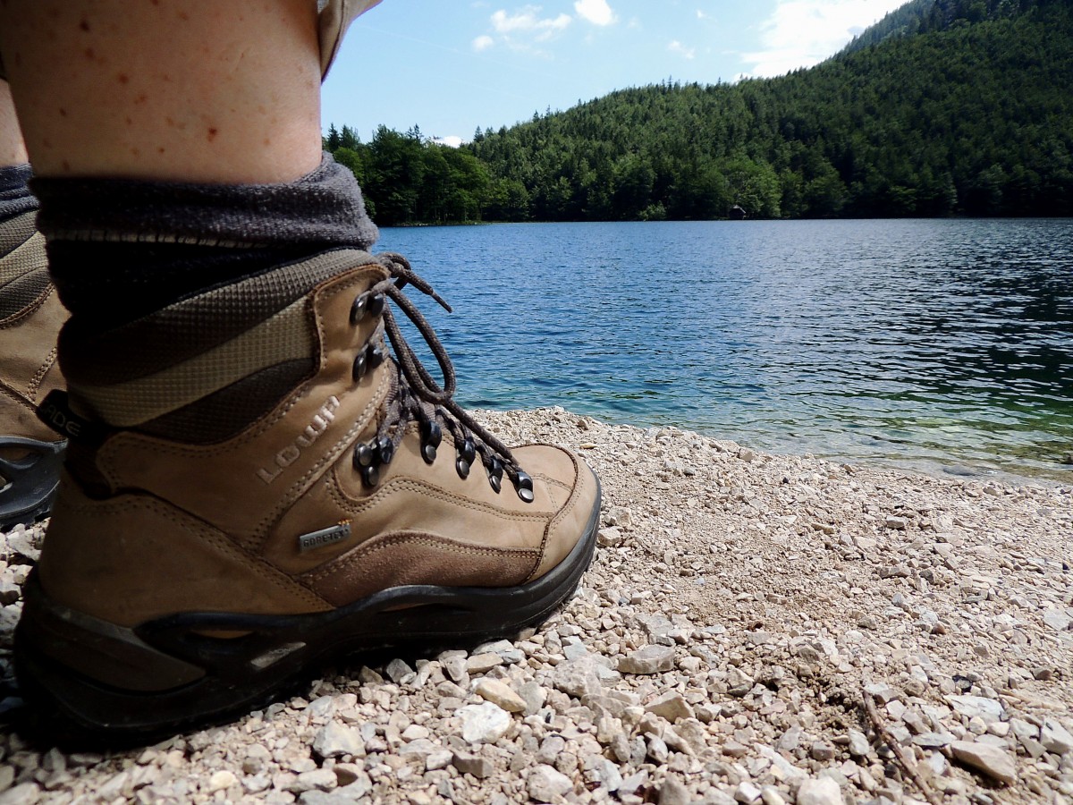 Keine Wanderung ohne geeignetes Schuhwerk! hier im Bereich der Langbathseen bei Ebensee; 140622