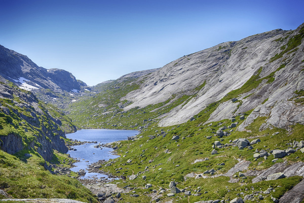 Kjerag oder Kiragg ist ein Felsplateau in der norwegischen Gemeinde Forsand (Fylke Rogaland) am Lysefjord. Der höchste Punkt des Plateaus liegt bei ca. 1020 moh.
Aufnahme: 3. Juli 2018.