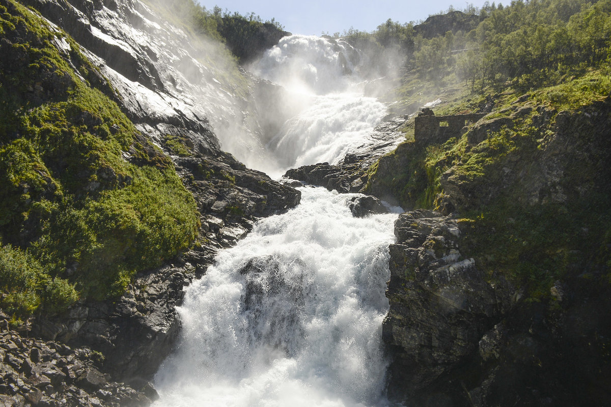 Kjosfossen an der Flåmsbahn in Norwegen. Aufnahme: 13. Juli 2018.