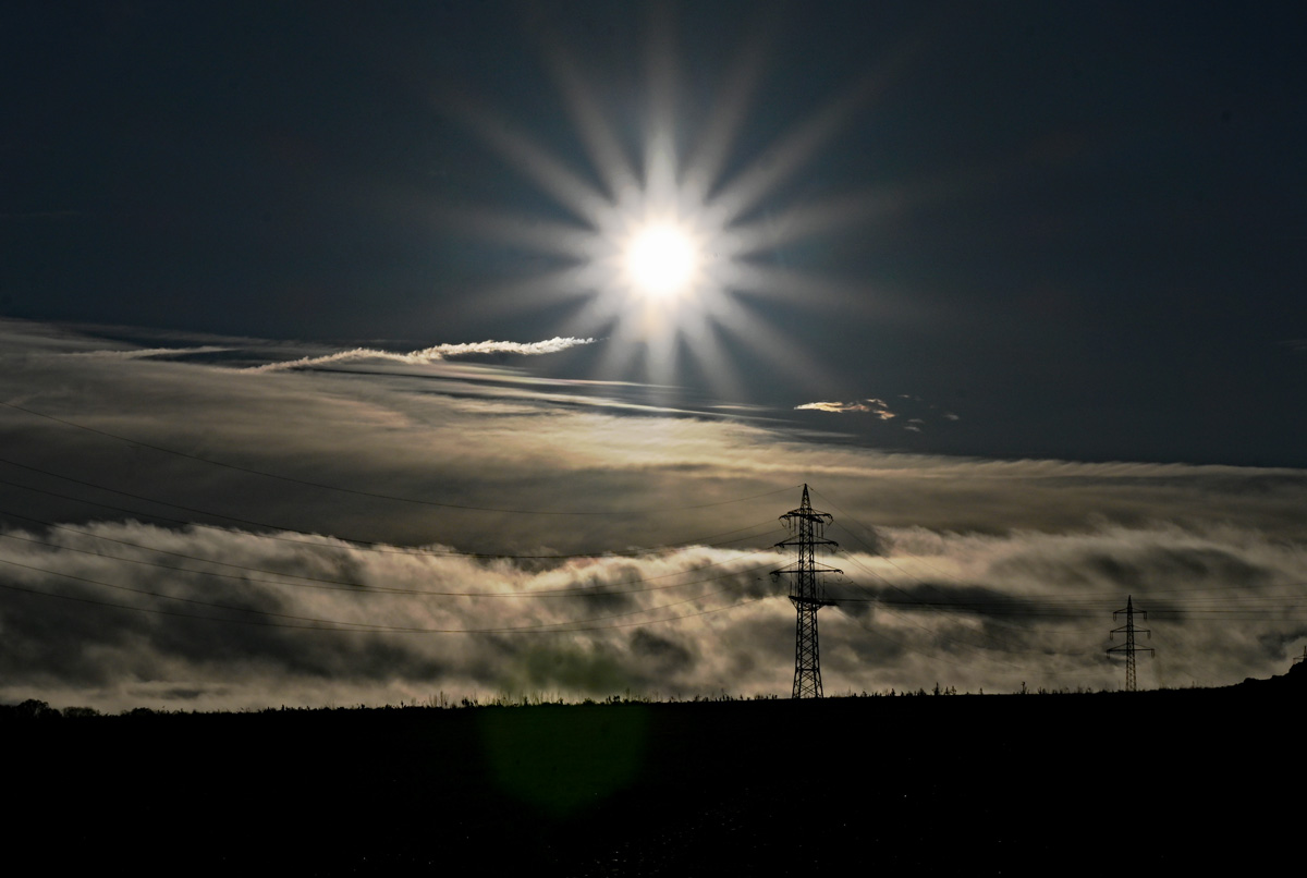 Knallhartes Gegenlicht bei der Aufnahme zwischen Euskirchen und Bad Münstereifel - 12.12.2023