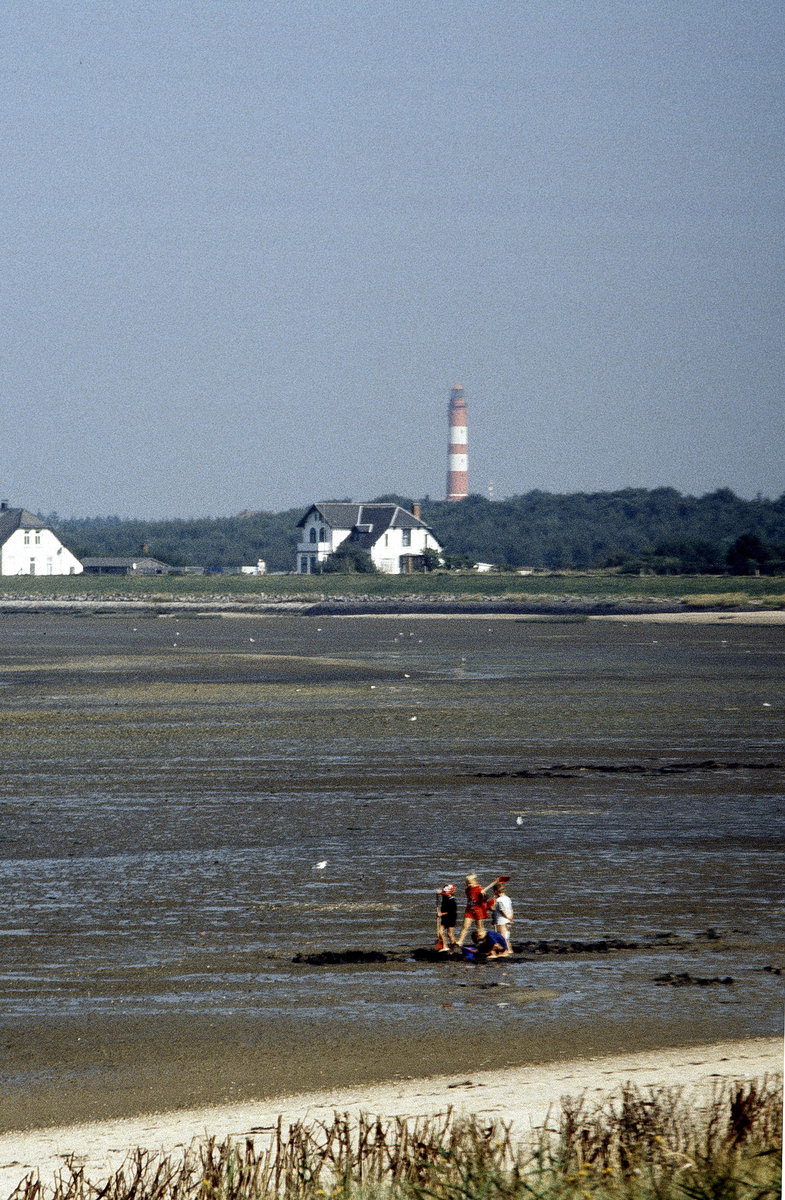 Kniepsand auf Amrum. Im Hintergrund der Leuchtturm Amrum. Bild vom Dia. Aufnahme: August 1999.