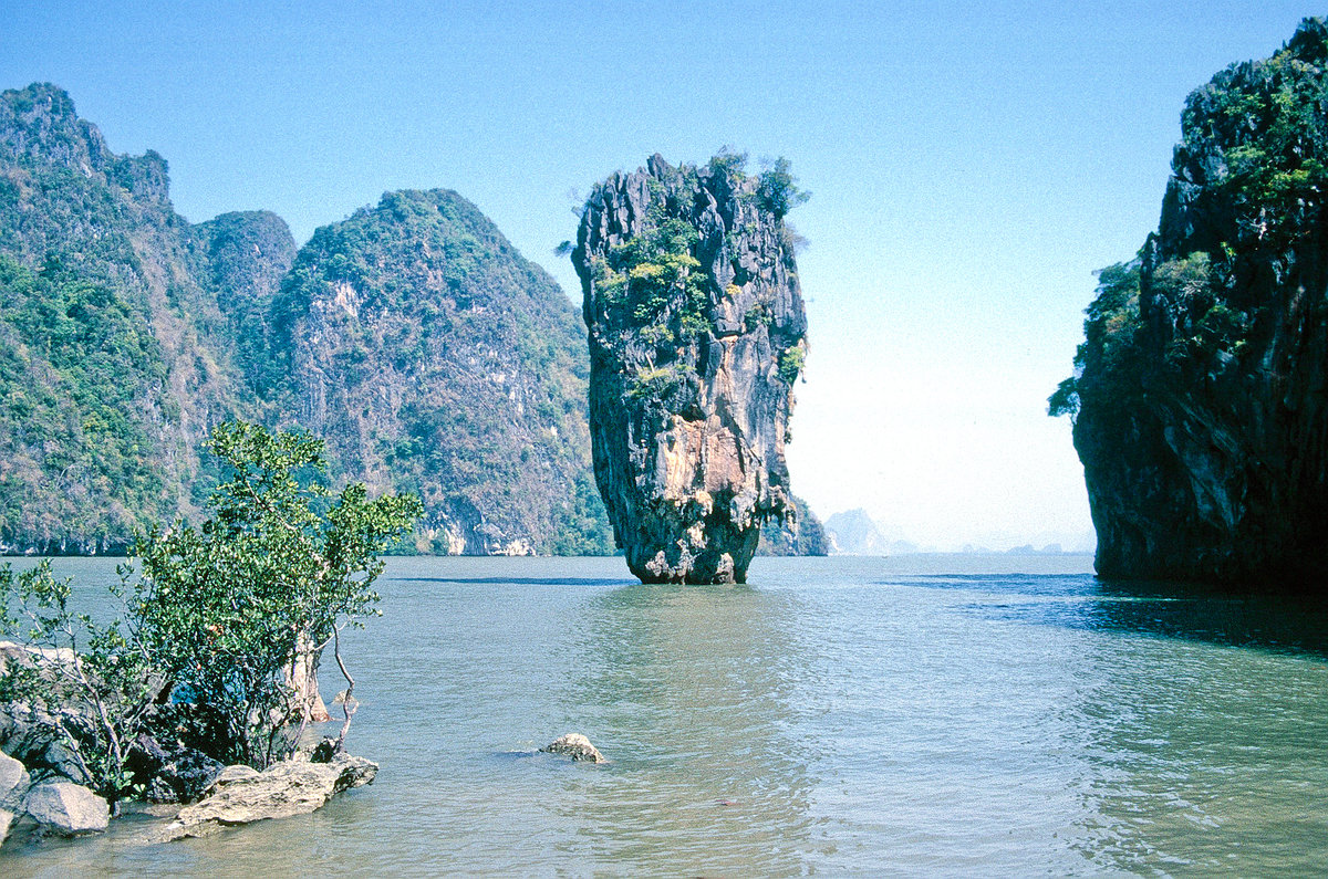 Ko Khao Phing Kan - Bekannt geworden ist Khao Phing Kan als „James-Bond-Insel“ und durch die vorgelagerte Felsnadel Khao Ta-Pu. Bild vom Dia. Aufnahme: Februar 1989.