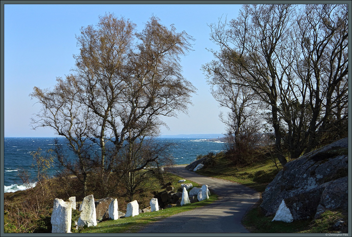 Kräftiger Wind sorgt am 23.04.2019 für Schaumkronen an der Nordküste Bornholms. Die schmale Straße verbindet den Leuchtturm  Hammerodde Fyr  mit Sandvig (im Hintergrund). 