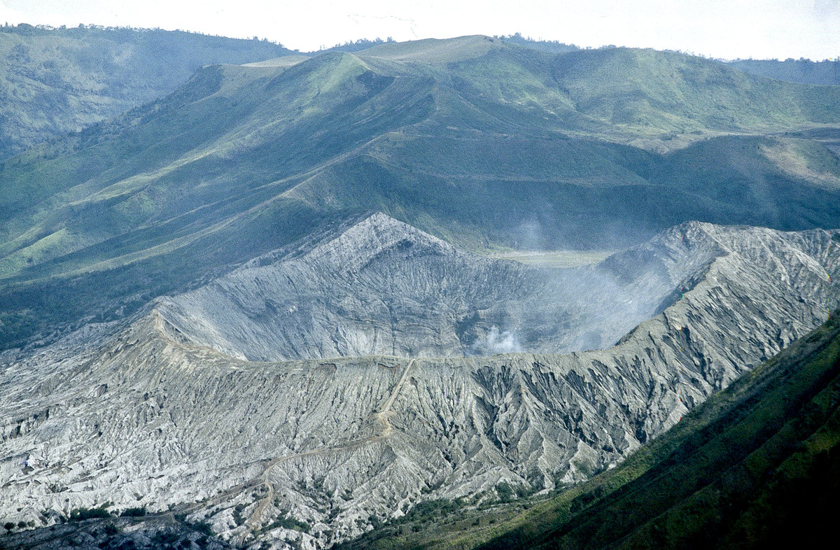 Krater des Bromo-Vulkans auf Java. Bild vom Dia. Aufnahme: März 1989.