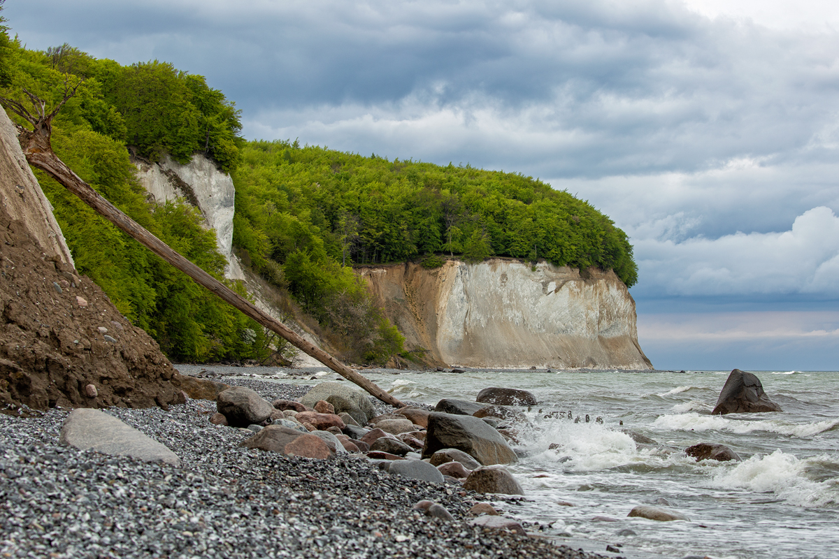 Kreidefelsen am Wissower Ufer mit einem zur Zeit noch menschenleeren Naturstrand. 24.04.2020
