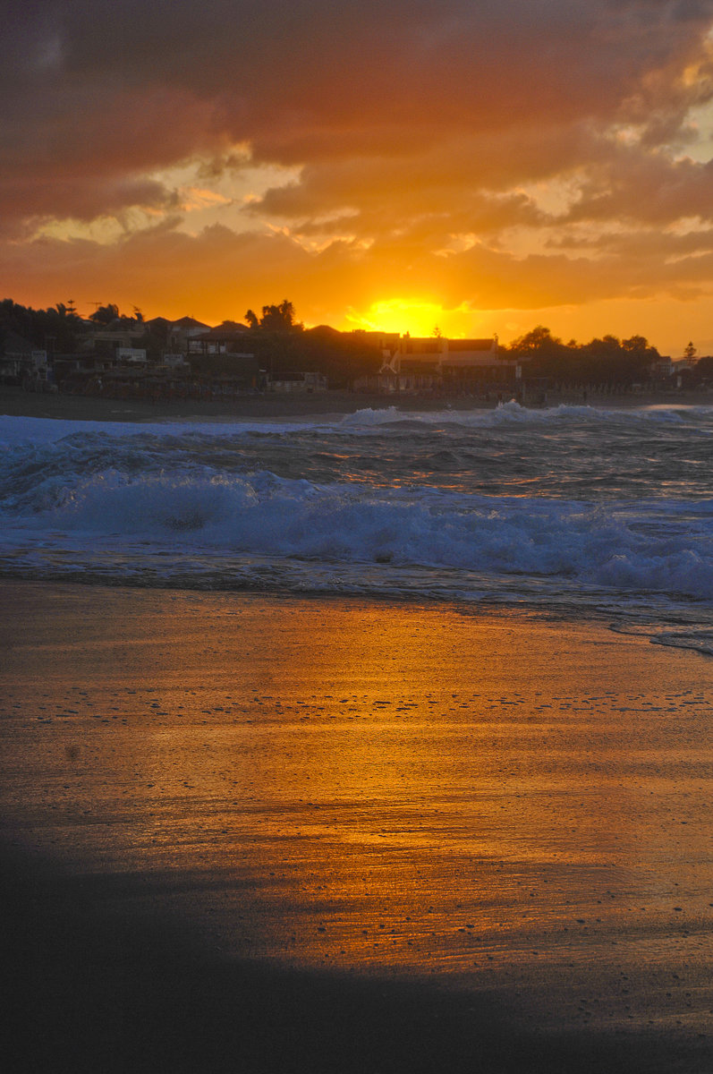 Kreta - Sonnenuntergang am Strand vor Geranie. Aufnahme: 18. Oktober 2016.