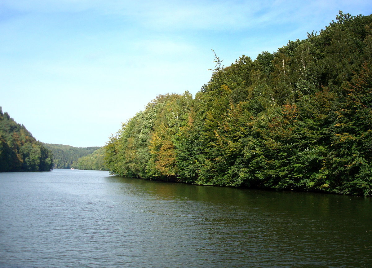 Kriebsteintalsperre, Landschaft am ca.10Km langen, fluartigen Stausee, Okt.2009