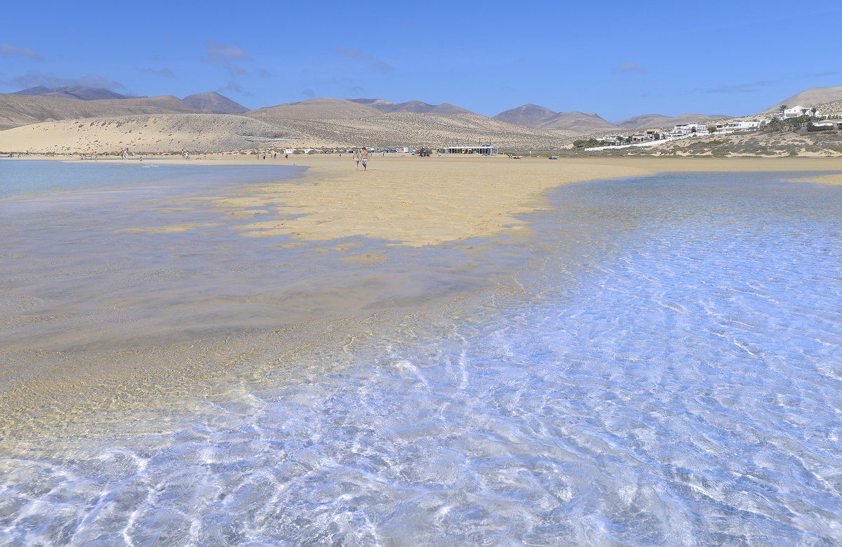 Kristallklares Wasser vor Risco El Paso an der Insel Fuerteventura in Spanien. Aufnahme: 18. Oktober 2017.