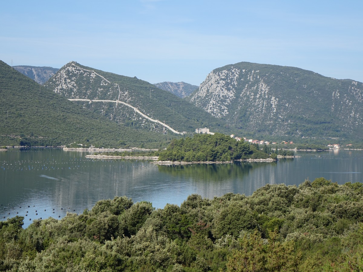 Kroatien, Aussicht auf die Mauer von Ston (23.09.2015)