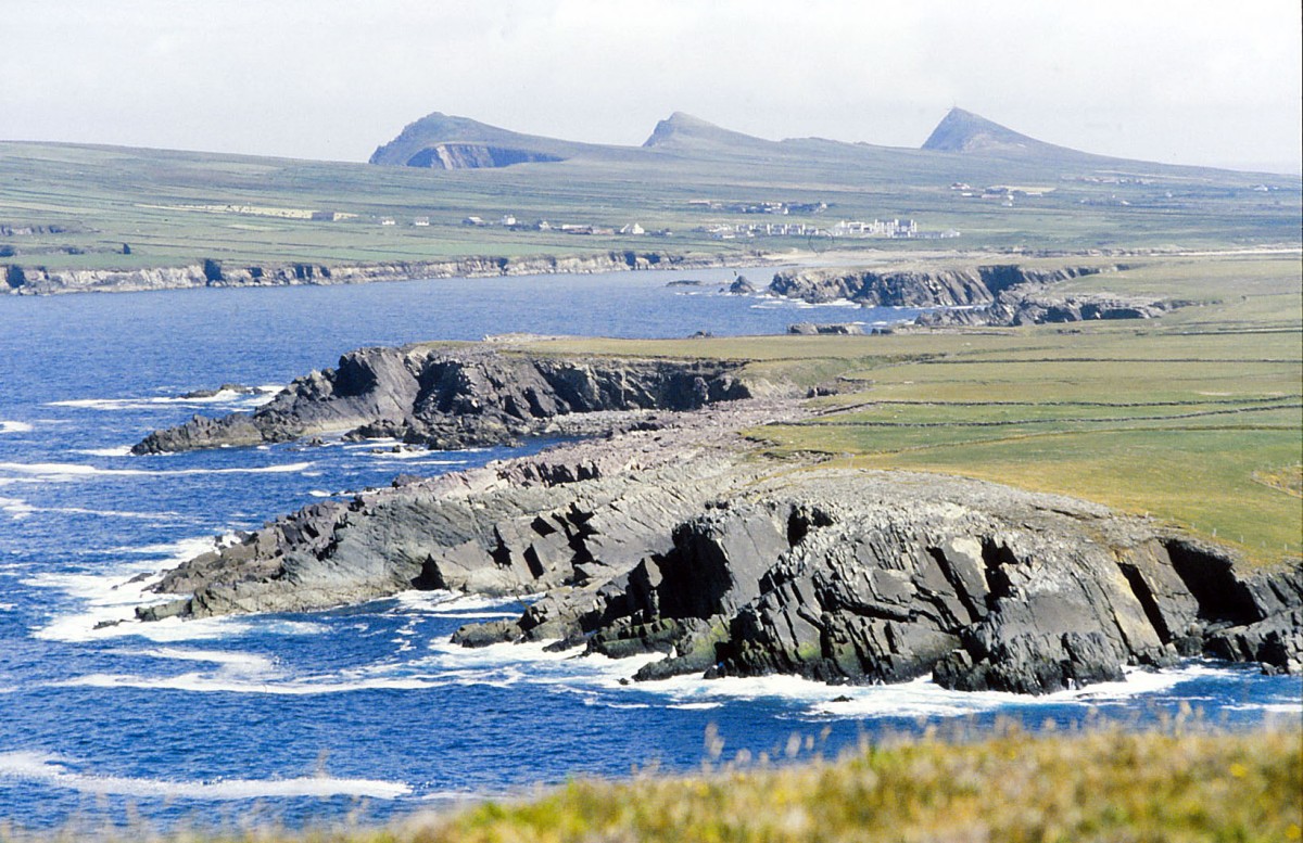 Küstenabschnitt an der Dingle-Halbinsel. Aufnahme: Juli 1991 (eingescanntes Dia).