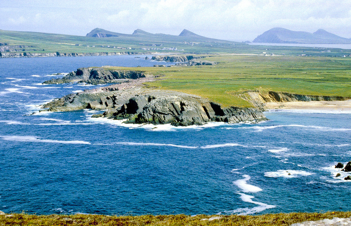 Küstenabschnitt an der Dingle-Halbinsel. Bild vom Dia. Aufnahme: Juli 1991.