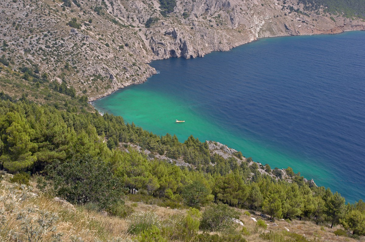 Küstenabschnitt an der kroatischen Adriaküste - von der Hauptstraße D8 (Jadranska Magistrale) aufgenommen. Aufnahme: Juli 2009.