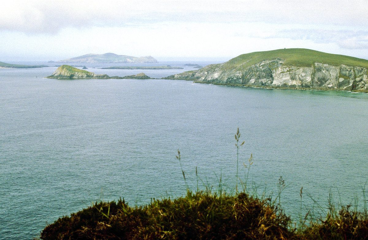 Küstenabschnitt and Galway Bay. Bild vom Dia. Aufnahme: Juli 1991.