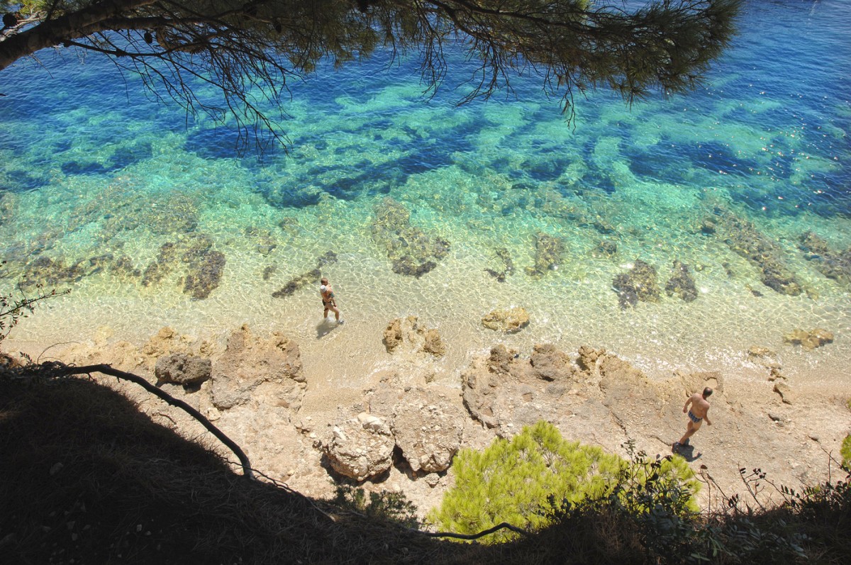 Küstenabschnitt bei Bol auf der Insel Brač in Kroatien. Aufnahme: Juli 2009.