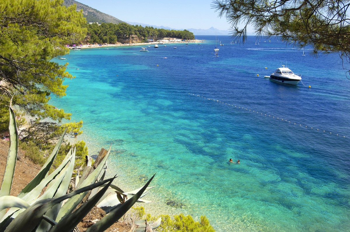 Küstenabschnitt bei Bol auf der Insel Brač. Aufnahme: Juli 2009.