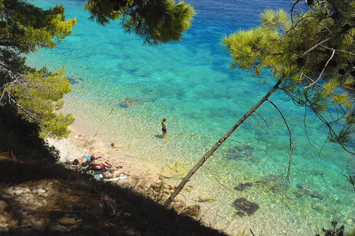 Küstenabschnitt bei Bol auf der Insel Brač. Aufnahme: Juli 2009.