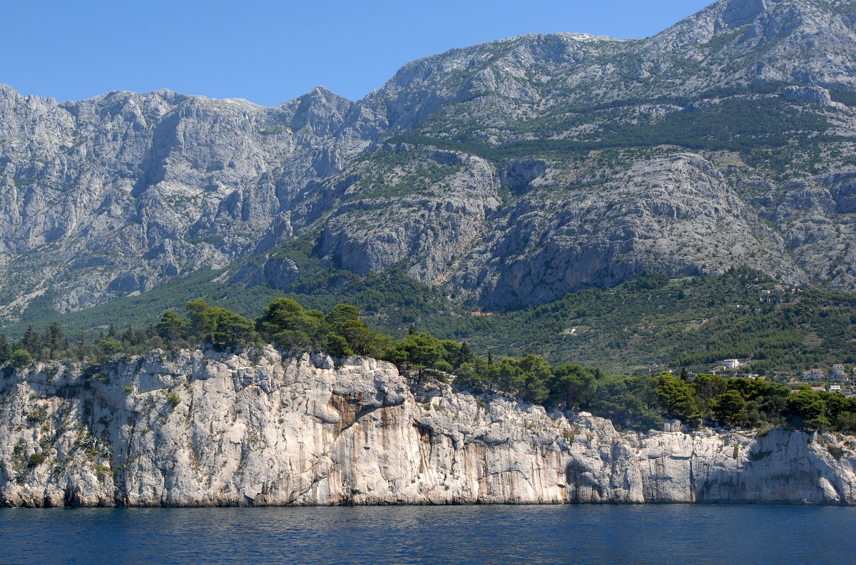 Küstenabschnitt bei Makarska. Aufnahme: Juli 2009.