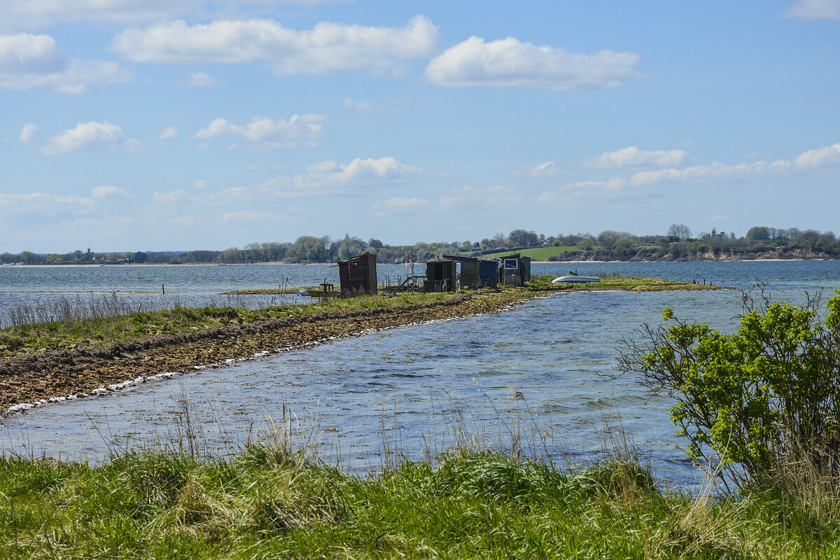 Küstengebiet bei Gendarmstien vor dem Ziegeleimuseum Cathrinesminde auf Broagerland (Nordschleswig/Sønderjylland). Aufnahme: 22. April 2024.