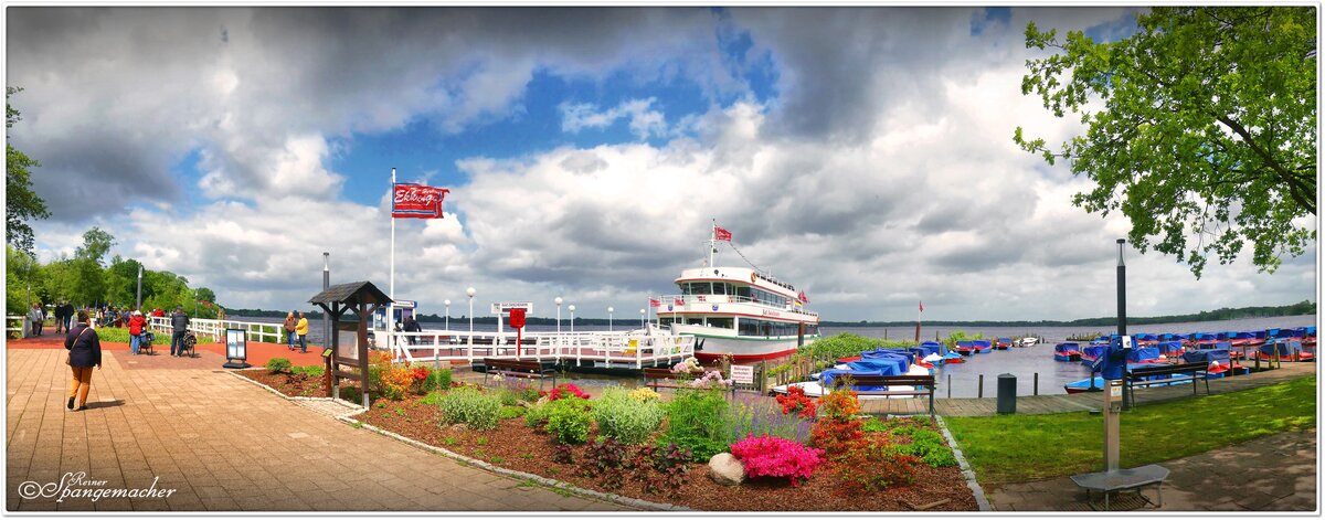 Kurpromenade von Bad Zwischenahn am Zwischenahner Meer im Ammerland. mit Blick auf den See. Ein Schiff der weißen Flotte wartet auf Gäste. Mai 2022