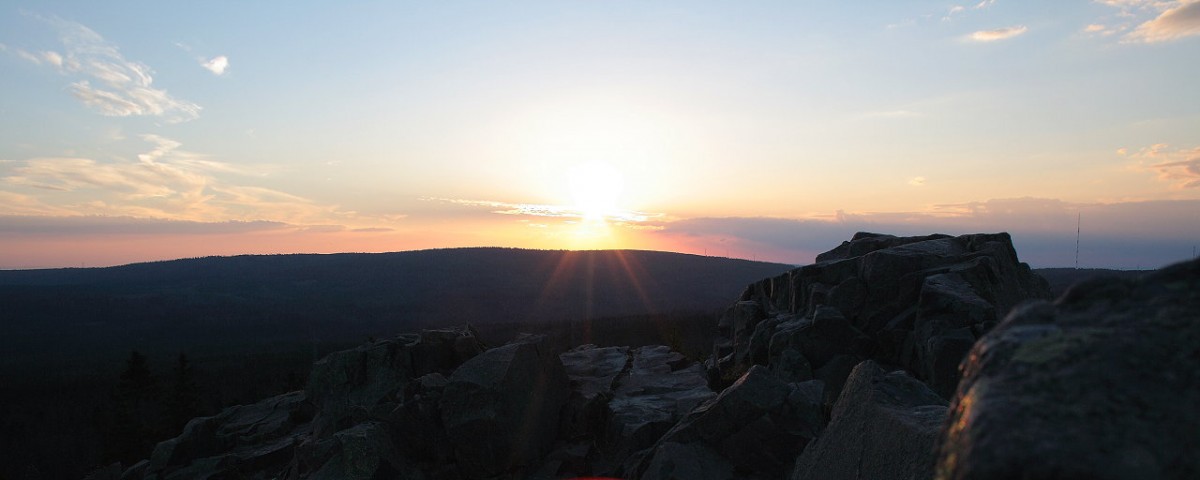 Kurz vor Sonnenuntergang auf der Achtermannshöhe; Blick am Abend des 12.07.2014 Richtung Bruchberg im Westen...