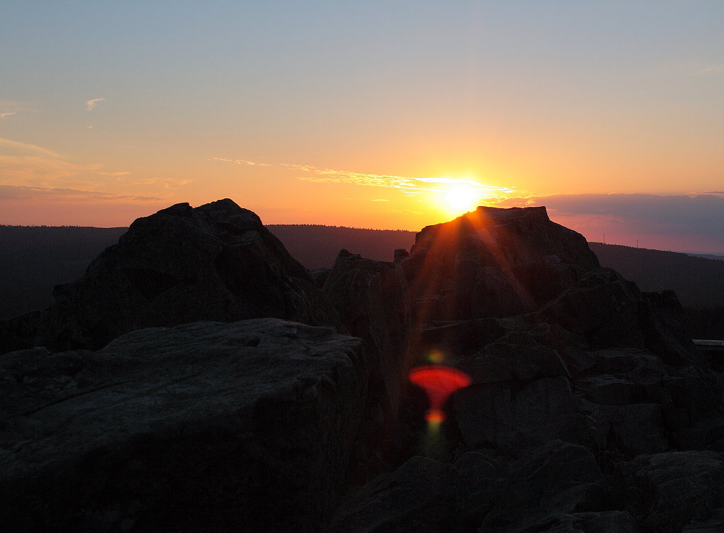 Kurz vor Sonnenuntergang auf der Achtermannshöhe: Die Sonne versinkt hinter der Felsformation auf dem Gipfel; Aufnahme vom Abend des 12.07.2014