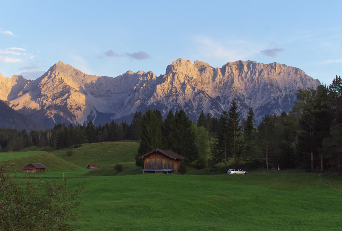 Kurz vor Sonnenuntergang bietet sich dieser Blick vom Landhaus Wackerl auf das Karwendelgebirge. Mittenwald 15.0.2016