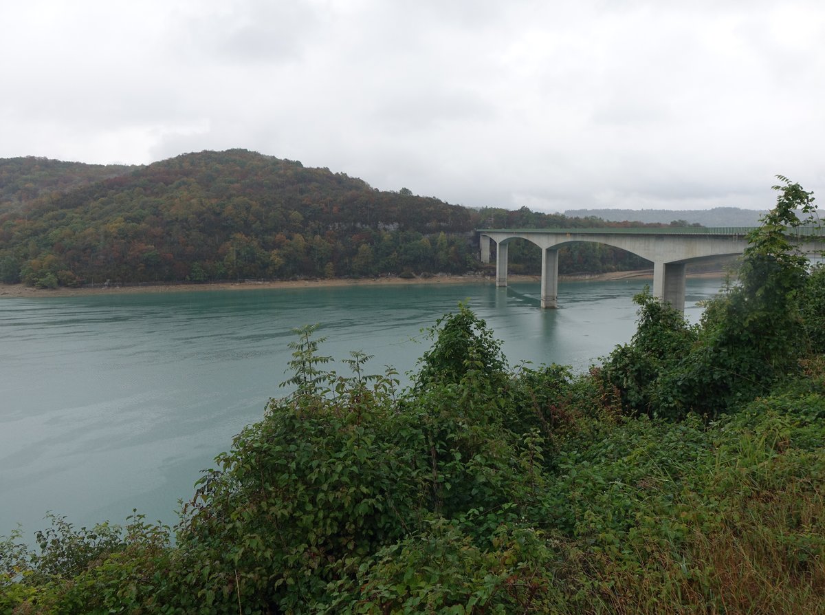 Lac de Vouglans mit der Brücke Pont de la Pyle, Stausee des Flusses Ain, Franche-Comte (17.09.2016)