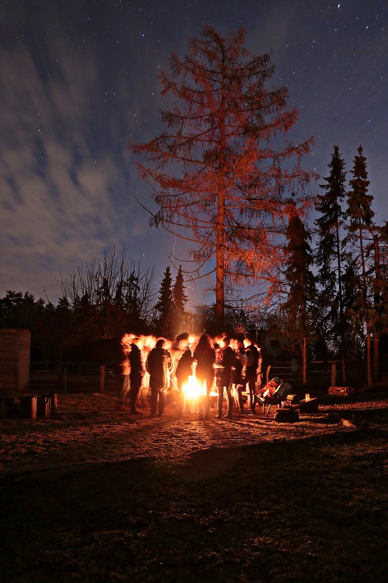 Lagerfeuer mit Marshmallows und Glühwein bei einer Feier im BUND Umweltzentrum Franzigmark in Morl bei Halle (Saale). [5.1.2018 | 20:50 Uhr]