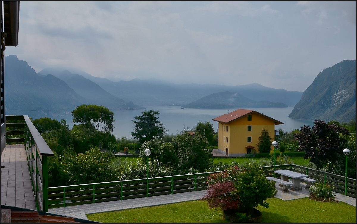 Lago d'Iseo.

Jenseits der Alpen recht wenig bekannt ist der Lago d'Iseo mit seinem Inselberg. Sommer 2013.