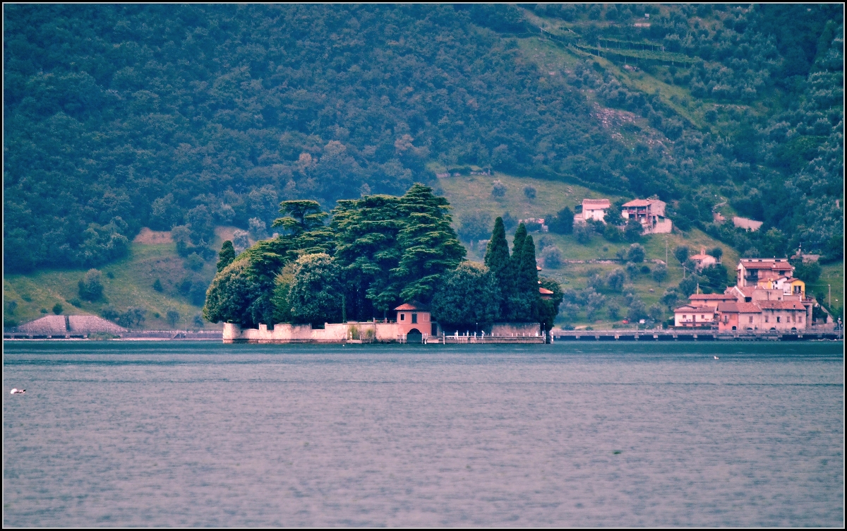 Lago d'Iseo.

Mitten im See liegt die kleine Isola di San Paolo. Sommer 2011.