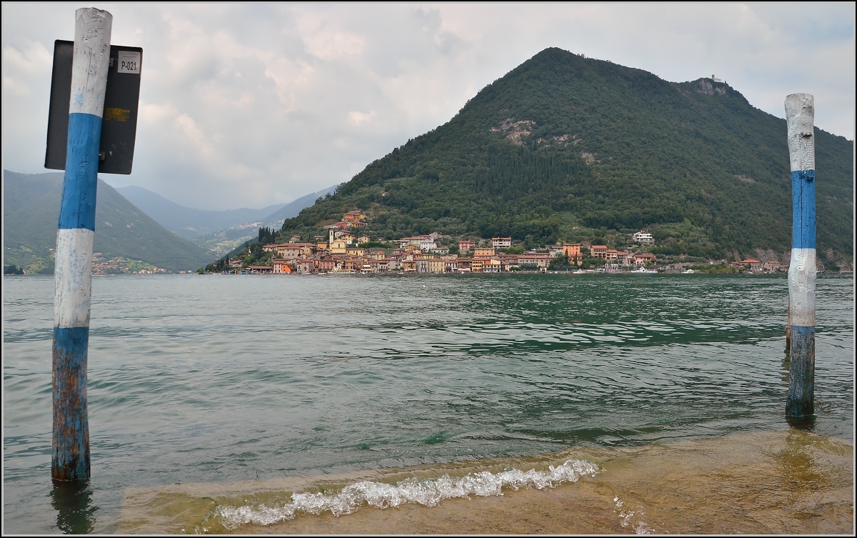 Lago d'Iseo.

Monte Isola, der steile Inselberg in Mitten des Sees. Acht Drfer sind auf dem Berg verteilt, Autos sind wie in Helgoland nicht gestattet. Fast ein Radfahrerparadies, wre da nicht die italienische Vespa-Pest... Sommer 2013. 