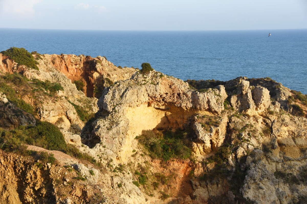 LAGOS, 21.03.2022, Ponta da Piedade in der Abendsonne