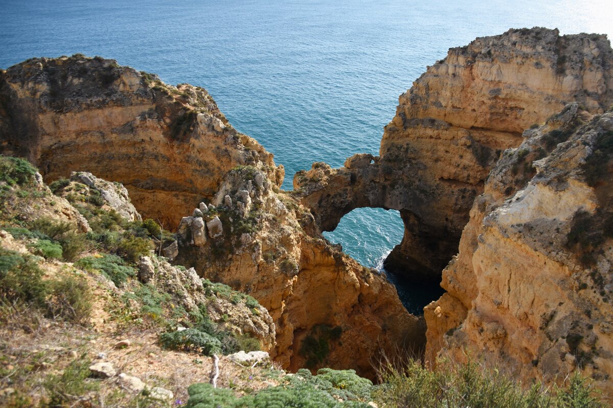 LAGOS, 27.02.2022, an der Ponta da Piedade, einem der spektakulärsten, aber auch im Winter ziemlich überlaufenen Küstenabschnitte, an der Algarve; hier: Blick auf den  Elefanten 