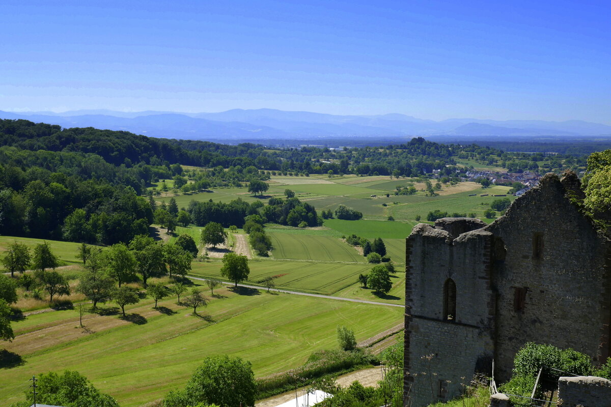 Landeck, Blick von der Burgruine Landeck in die Freiburger Bucht und zu den Schwarzwaldbergen, Juni 2022