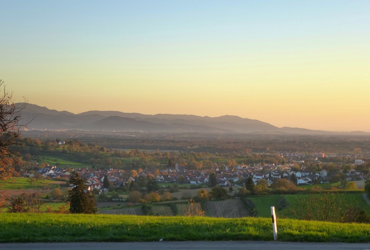 Landeck, Blick in die Freiburger Bucht mit den Schwarzwaldbergen bei abendlicher Beleuchtung, Okt.2013